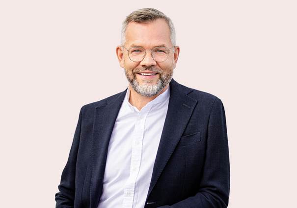 Ein Bild, das Menschliches Gesicht, Person, Kleidung, Lcheln enthlt.

KI-generierte Inhalte knnen fehlerhaft sein.